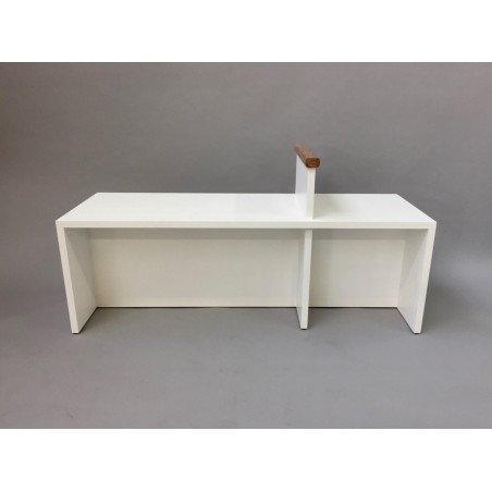 Gallery bench with arm support